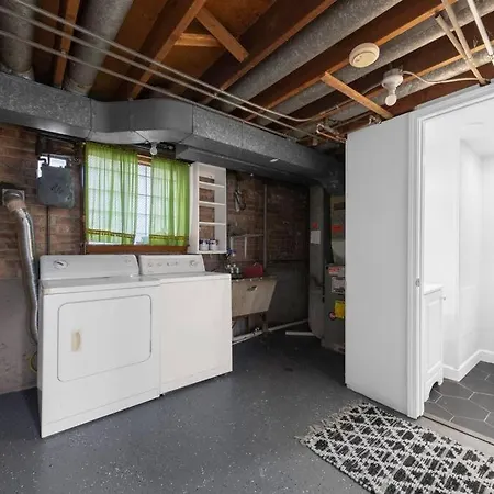 Gorgeous, Updated, Split Level Single Family Holiday home Chicago