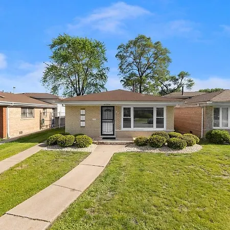 Gorgeous, Updated, Split Level Single Family Holiday home *