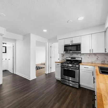 Gorgeous, Updated, Split Level Single Family Holiday home *