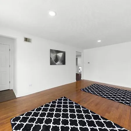 Gorgeous, Updated, Split Level Single Family Holiday home Chicago