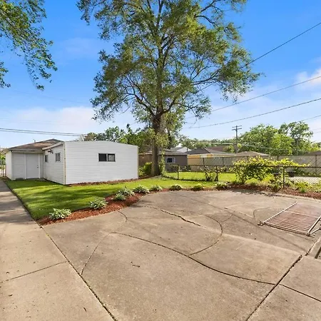 Holiday home Gorgeous, Updated, Split Level Single Family *