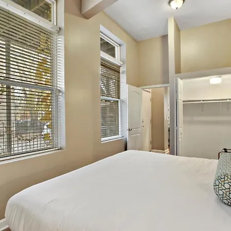 Apartment Splendid 4br Close To Bars & Restaurants - Damen 1r