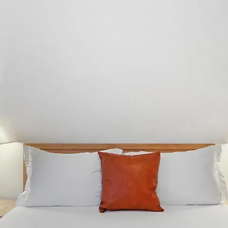 3br Sparkling Elegant Apt With Kitchen Near Boystown - Cornelia 3n Apartment *