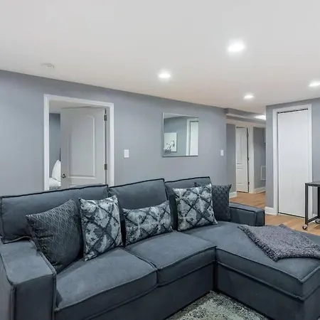 Modern 5bd/2ba Duplex W/ Garage Parking Apartment