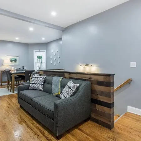 Modern 5bd/2ba Duplex W/ Garage Parking
