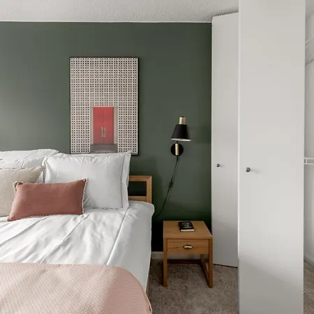 Gold Coast 2br W Gym Pool Nr Oak St Chi-207 Apartment