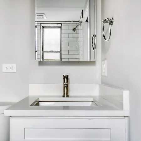 Lakeview 2br W Wd Patio Nr Wrigley Field Chi-457 Chicago