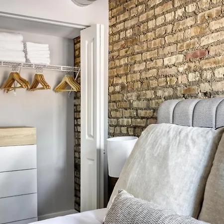 Lakeview 2br W Wd Patio Nr Wrigley Field Chi-457
