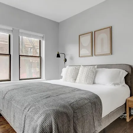 Lakeview 2br W Courtyard Wd 2 Blocks To L Chi-513 Chicago
