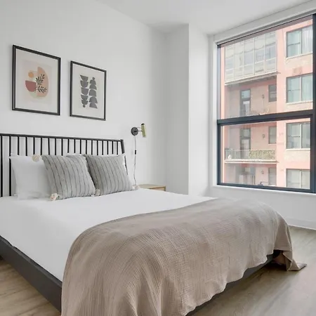 W Loop W Gym Pool In Heart Of Greektown Chi-564