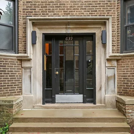 3br Sparkling Elegant Apt With Kitchen Near Boystown - Cornelia 3n Apartment