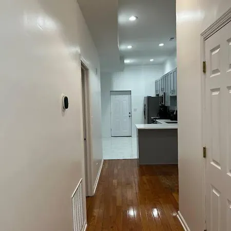 Adorable 2 Bedroom With Free Street Parking Apartment
