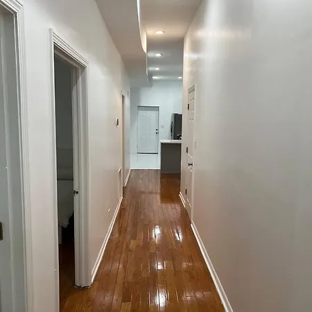 Adorable 2 Bedroom With Free Street Parking *