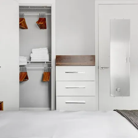 Lakeview 2br W Courtyard Wd 2 Blocks To L Chi-513 Apartment Chicago
