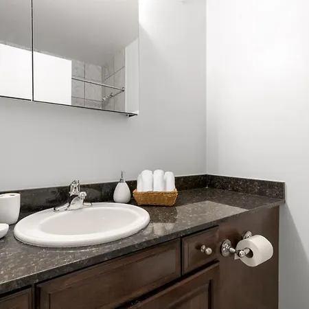 Apartment Gold Coast 2br W Gym Pool Nr Oak St Chi-207 *