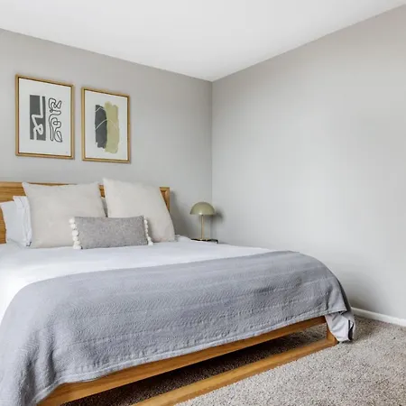 Lakeview 2br W Deck Pool Gym Nr Lincoln Park Chi-717 Apartment Chicago
