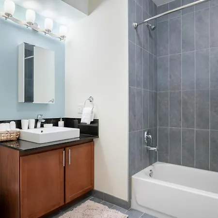 Loop W Pool Gym Nr Theatre District Chi-272 * Chicago