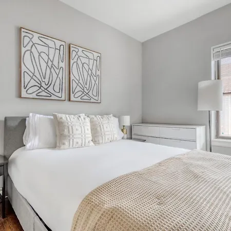 Lakeview 2br W Courtyard Wd 2 Blocks To L Chi-518 Chicago