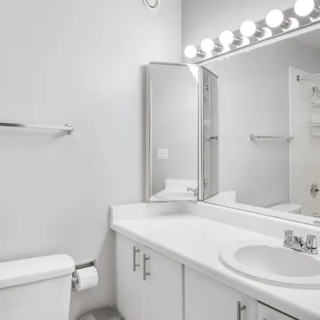 Streeterville W Pool Gym Nr Navy Pier Chi-787 * Chicago