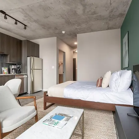 W Loop W Gym Pool Nr Fulton Mkt Chi-205 *