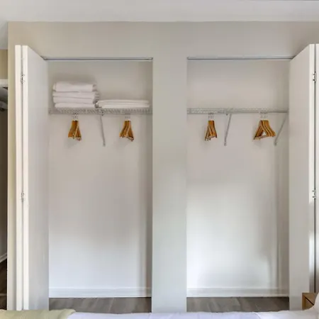 Apartment Gold Coast 2 Bedroom Nr Cta Oak St Shopping Chi-175 Chicago