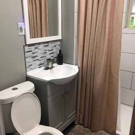 A Hidden Gem, Approx 15 Mins To Downtown Chicago! *