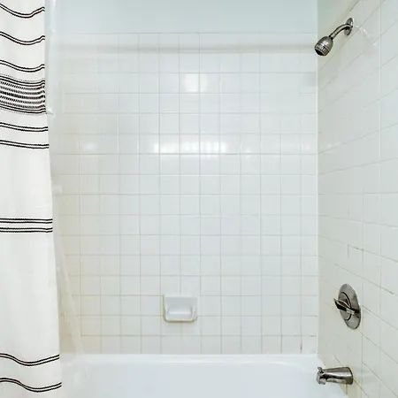 Streeterville W Gym Pool Nr Navy Pier Chi-410 *