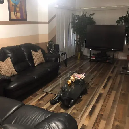 Homestay A Hidden Gem, Approx 15 Mins To Downtown Chicago! *