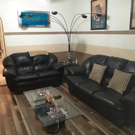 A Hidden Gem, Approx 15 Mins To Downtown Chicago! * Chicago