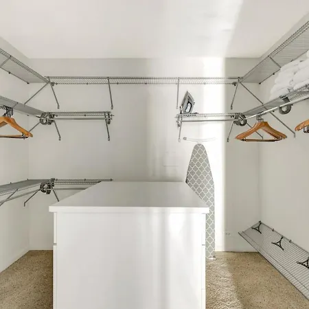 Gold Coast 3br W Gym Roof Nr Water Tower Chi-392