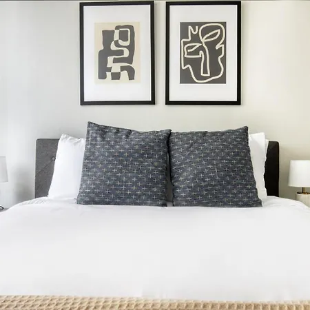 Gold Coast 2br W Gym Lounge 1 Block To L Chi-801 Apartment