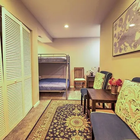 Serene Urban House Next Transit Near Downtown Holiday home *