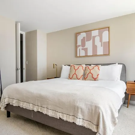 Gold Coast 2br W Gym Roof Nr Water Tower Chi-389