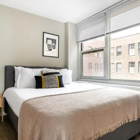 Gold Coast 2br W Gym Roof Nr Water Tower Chi-389 Apartment