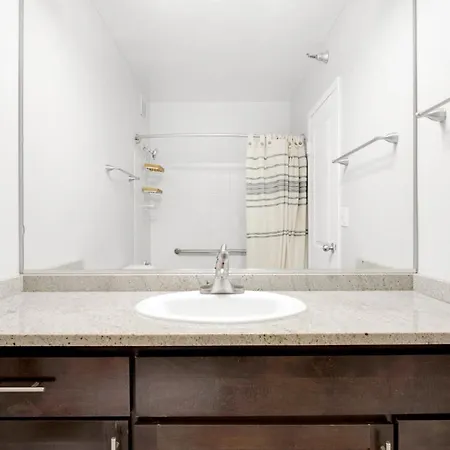 Streeterville 2br W Deck Gym Nr Park Chi-589 Apartment
