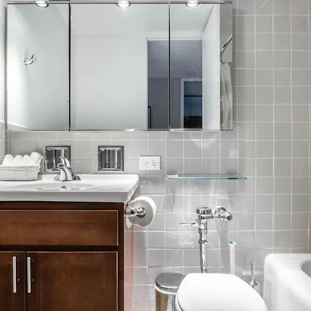 Gold Coast 2br W Gym Roof Nr Water Tower Chi-389 Apartment *