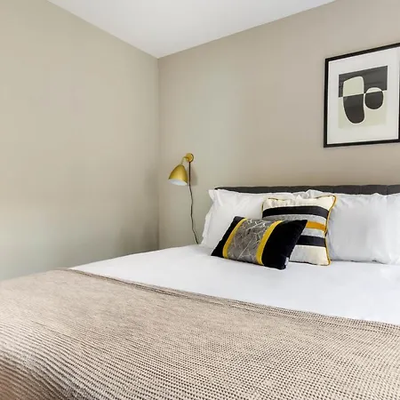 Gold Coast 2br W Gym Roof Nr Water Tower Chi-389