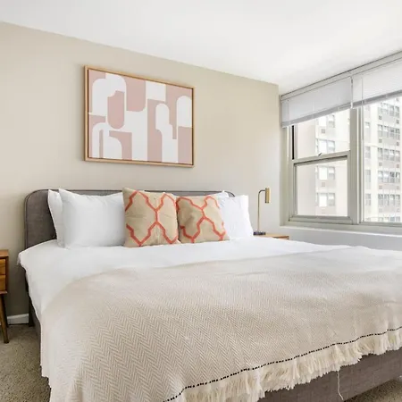 Gold Coast 2br W Gym Roof Nr Water Tower Chi-389 Apartment