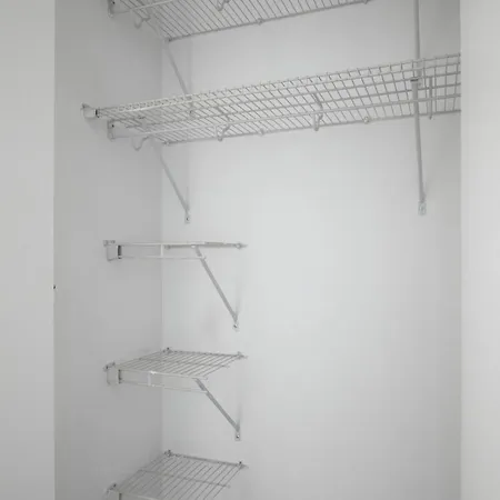 Gold Coast 2br W Gym Roof Nr Water Tower Chi-389 *