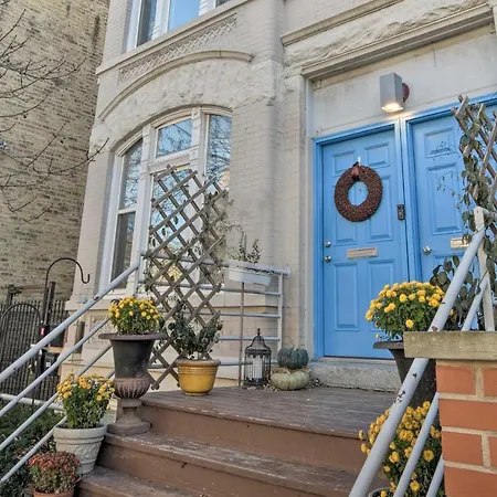 Elegant Retreat With Spacious Balcony! Apartment
