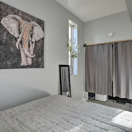 Apartment Elegant Retreat With Spacious Balcony! *