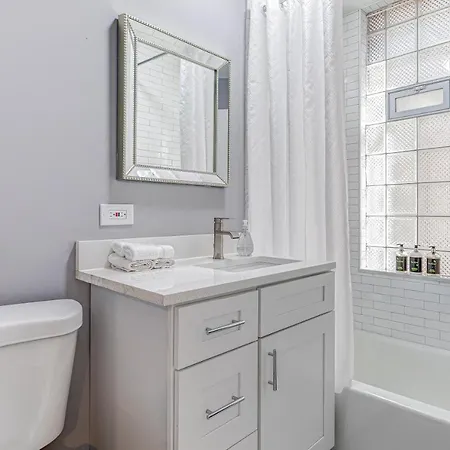 Amazing Ukrainian Village Location! Explore West Side Chicago! Apts * Chicago
