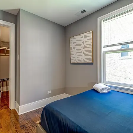 Amazing Ukrainian Village Location! Explore West Side Chicago! Apts Apartment *