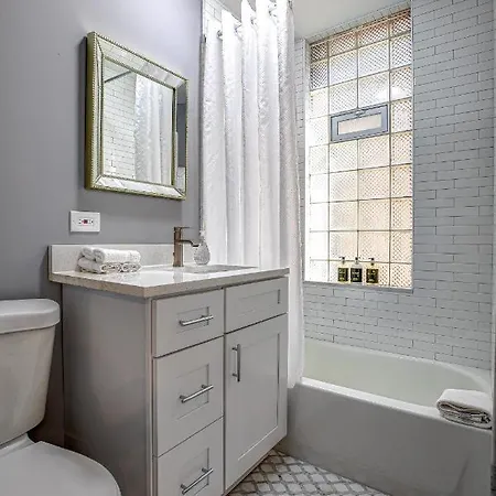 Apartment Amazing Ukrainian Village Location! Explore West Side Chicago! Apts Chicago