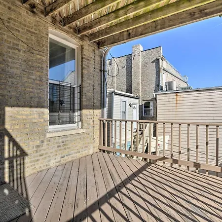Elegant Retreat With Spacious Balcony! Apartment Chicago