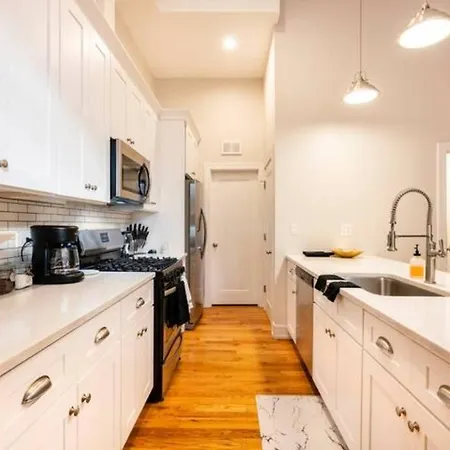 Apartment Luxurious Downtown 3 Bed 2 Bth