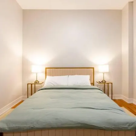 Apartment Luxurious Downtown 3 Bed 2 Bth *
