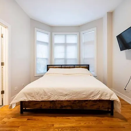 Luxurious Downtown 3 Bed 2 Bth