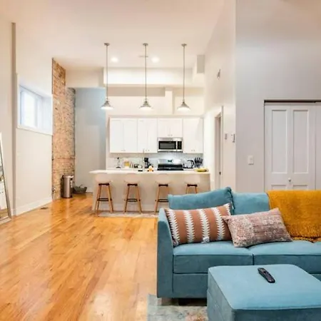 Luxurious Downtown 3 Bed 2 Bth Apartment *
