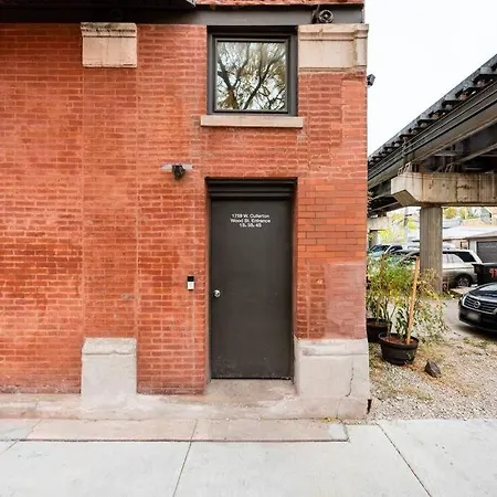 Luxurious Downtown 3 Bed 2 Bth